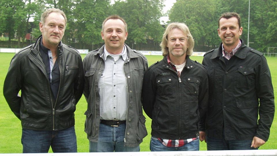 Peter Kaindl, Abteilungsleiter Fußball des SSV Köfering, Thomas Steimer, neuer Cheftrainer der 1. Mannschaft, Horst Klein, stellvertretender Abteilungsleiter, und Armin Dirschl, 1. Vorstand des SSV Kö