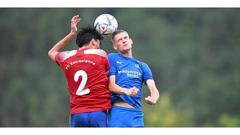 Wer schraubt sich am Mittwoch in die nächste Hessenpokalrund – Luca Vogel (rechts) und der FV Breidenbach oder Kemal Celiks (2) FC Ederbergland? © Jens Kaliske