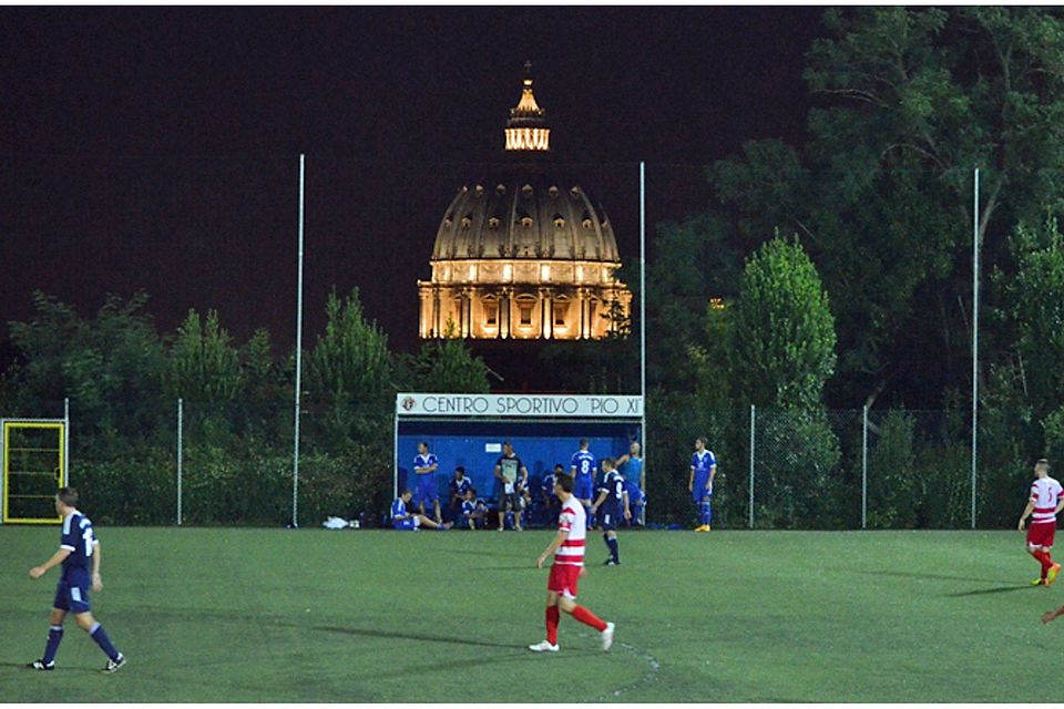 Kein Sportplatz wie jeder andere: Der Centro Sportivo Pio XII im Vatikan mit Blick auf den Petersdom | Foto: Privat