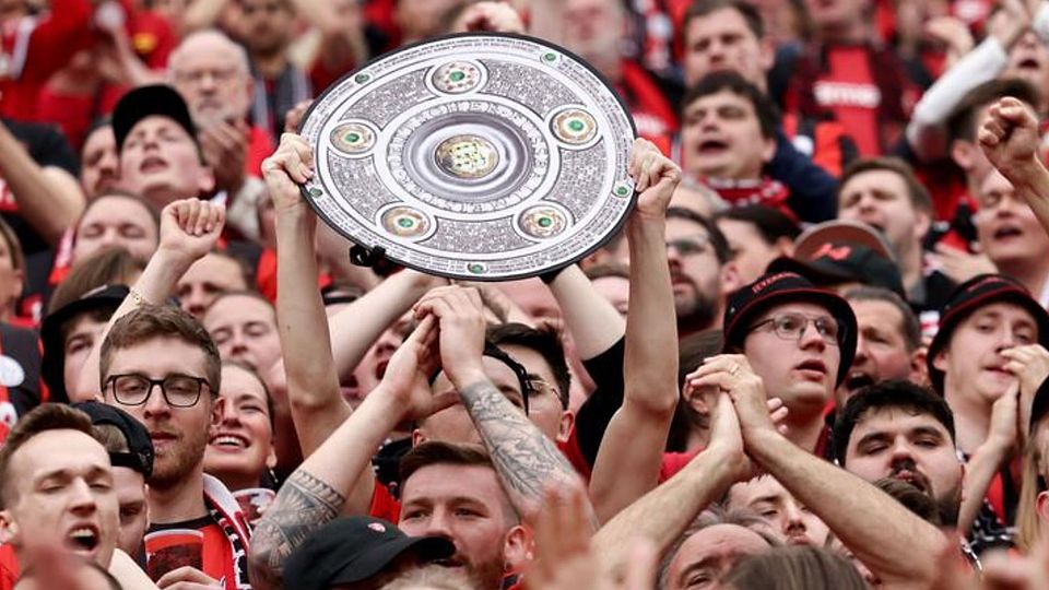 Die Leverkusener Fans feiern die Meisterschaft.
