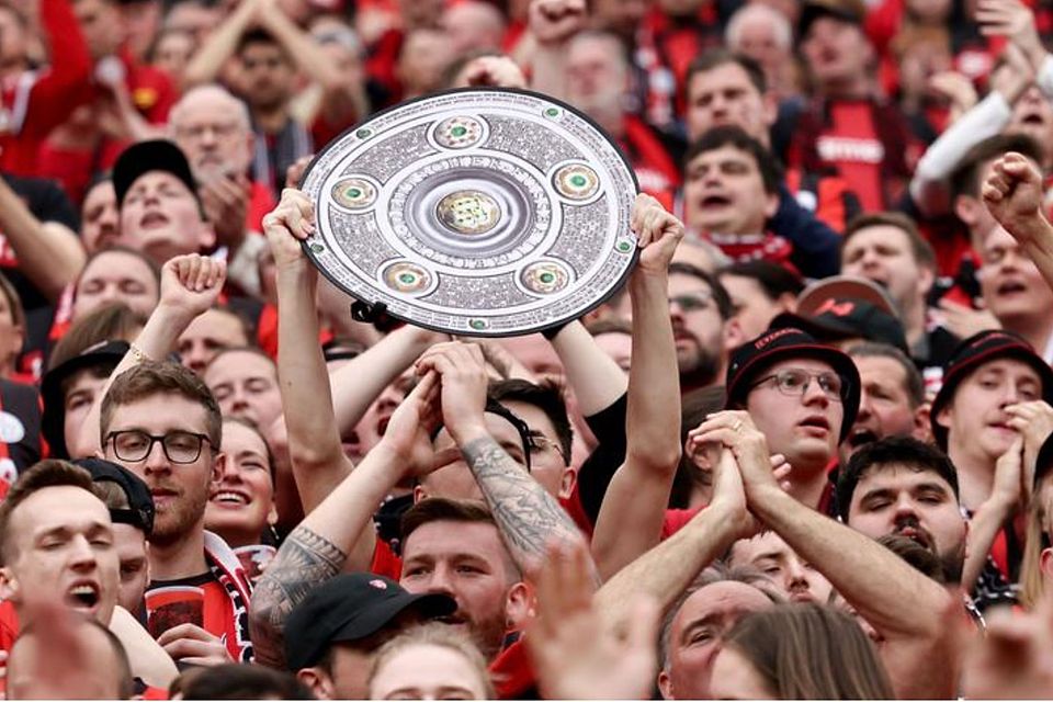 Die Leverkusener Fans feiern die Meisterschaft.