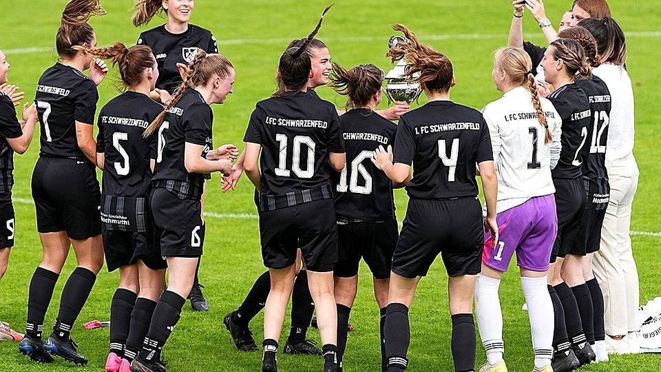 Im Juni durften die Mädels des FC Schwarzenfeld um den Pokal tanzen.