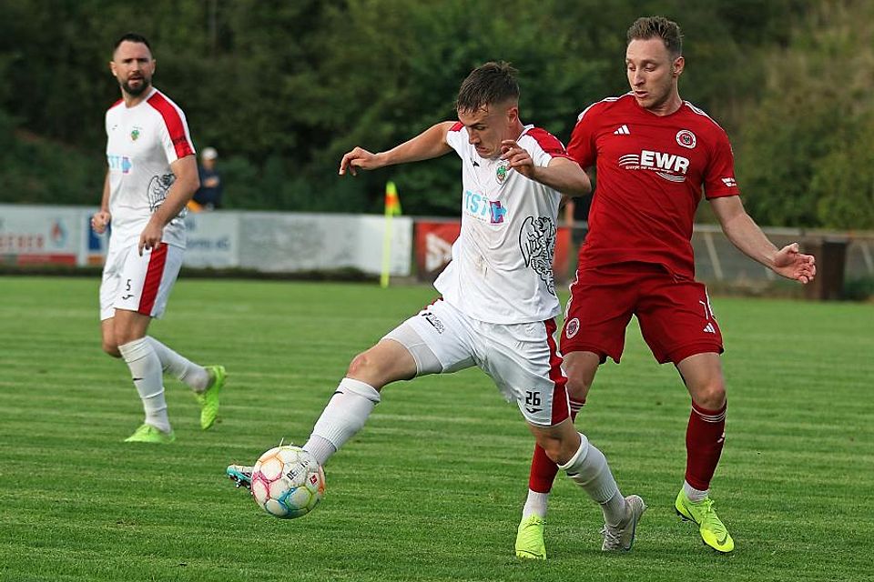 Elias Holzemer (vorne), hier im Zweikampf mit TSG-Spieler Fabio Schmidt, gehört zu der jungen Garde, die an den ersten beiden Spieltagen in der VfR-Startformation auftauchte.