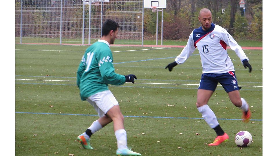 Der FC Basara siegt weiter. Mit 11:1 besiegten die Japaner den SC Moguntia. Für vier Torvorlagen zeigte sich Jerry Mehler (weißes Trikot) verantwortlich. Foto: Marth