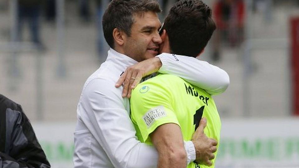 Korbinian Müller bekommt ein Lob von Trainer Tomislav Stipic (links). Foto: Pressefoto Baumann