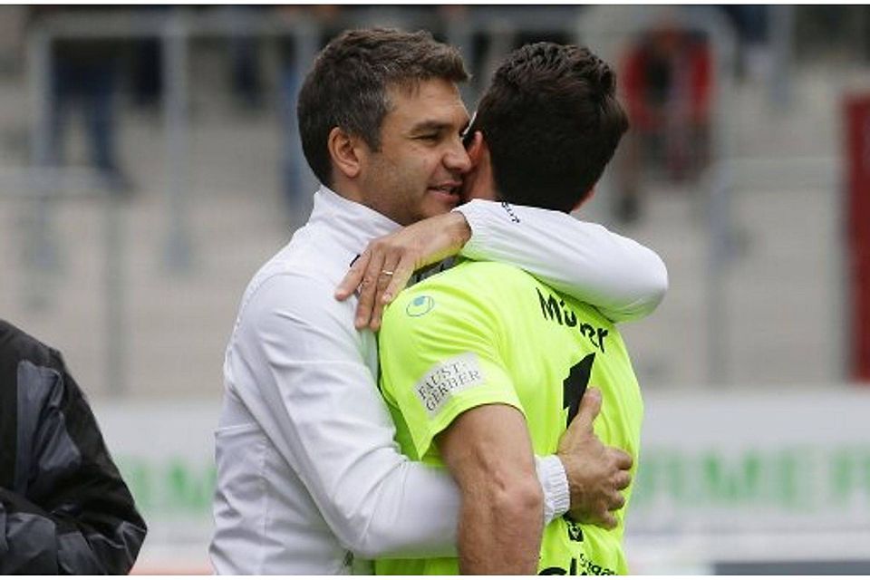 Korbinian Müller bekommt ein Lob von Trainer Tomislav Stipic (links). Foto: Pressefoto Baumann