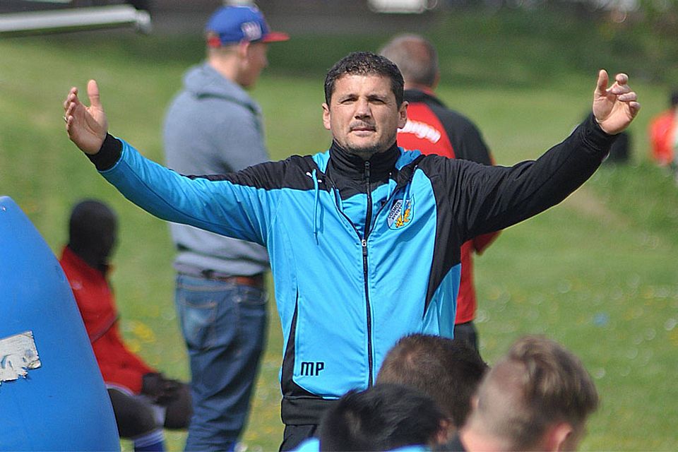Mit Blickrichtung Bezirksliga würde Aystettens Trainer Pavlos Mavros seiner Mannschaft am liebsten Flügel verleihen.  F.: Oliver Reiser