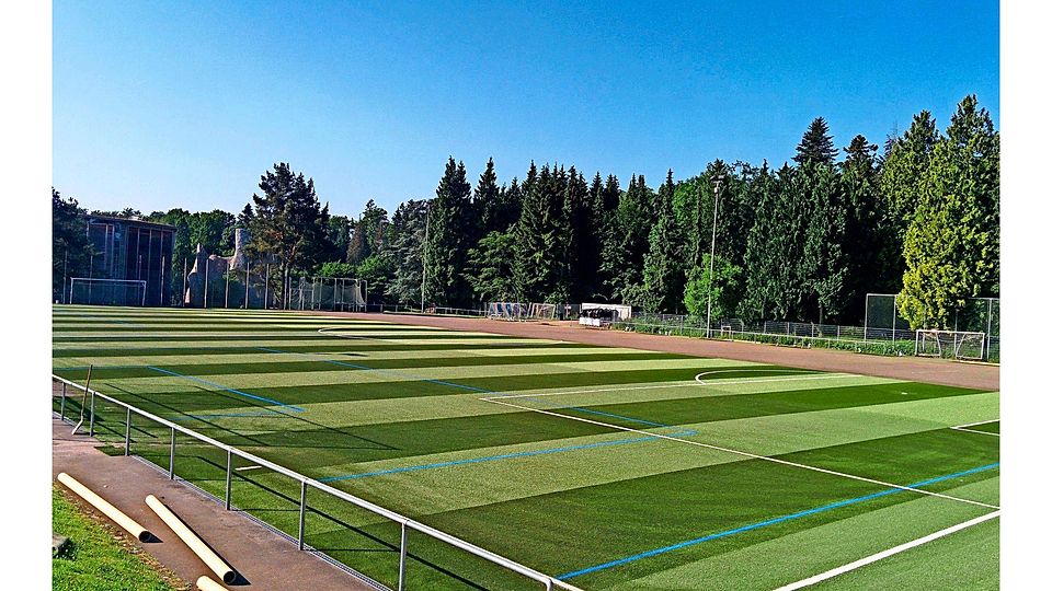 Ein nagelneuer Kunstrasen wurde auf der Waldau verlegt. Foto: Jürgen Brand