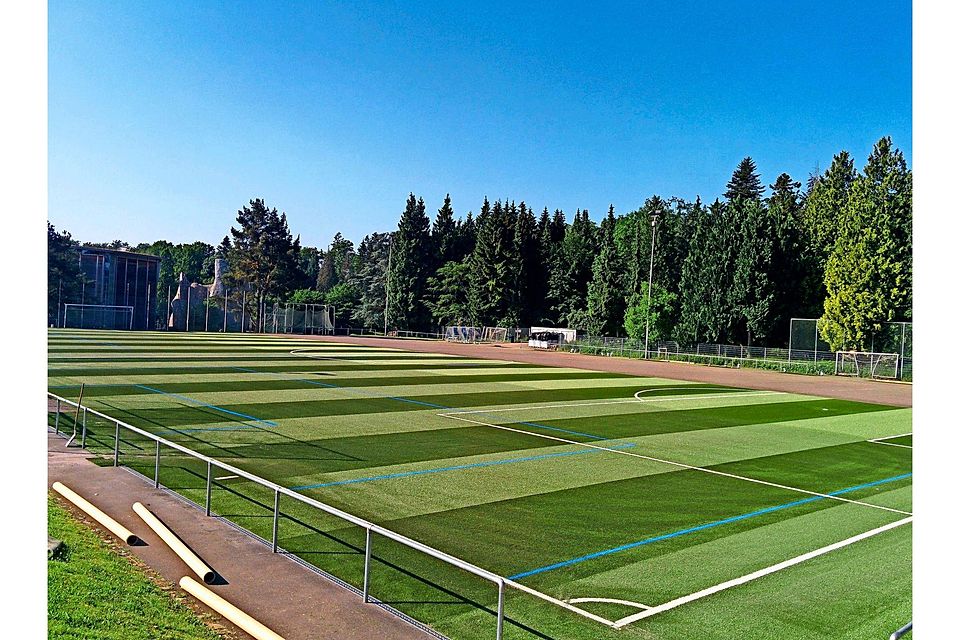 Ein nagelneuer Kunstrasen wurde auf der Waldau verlegt. Foto: Jürgen Brand