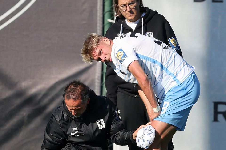 1860-Jungstar Leandro Morgalla musste verletzt raus – Teamärztin Monika Mrosek legte einen Eisbeutel an.