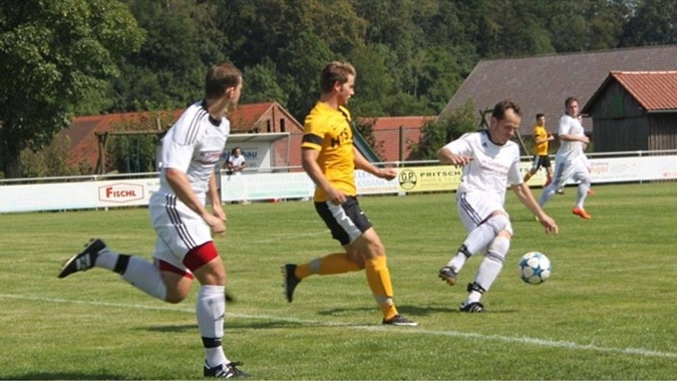 Die Kicker vom TSV Herrngiersdorf (in weiß) und SV Niederleierndorf (in gelb-schwarz) wollen sich auf dem Gillamoos eine Siegermass gönnen. Foto: Roloff