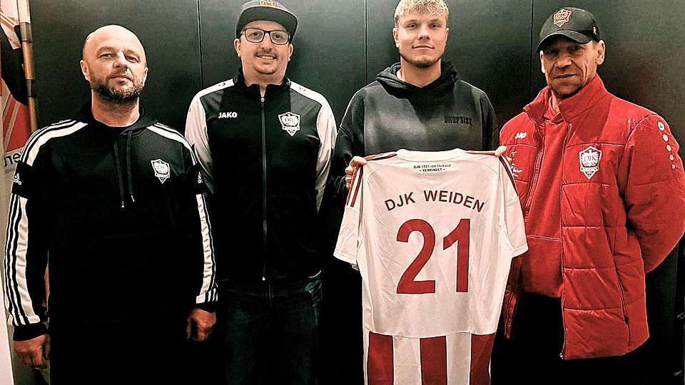 Die Verantwortlichen der DJK Weiden freuen sich ungemein über die Zusage von Niklas Strohbach (Zweiter von rechts).