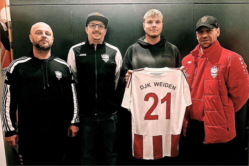 Die Verantwortlichen der DJK Weiden freuen sich ungemein über die Zusage von Niklas Strohbach (Zweiter von rechts).