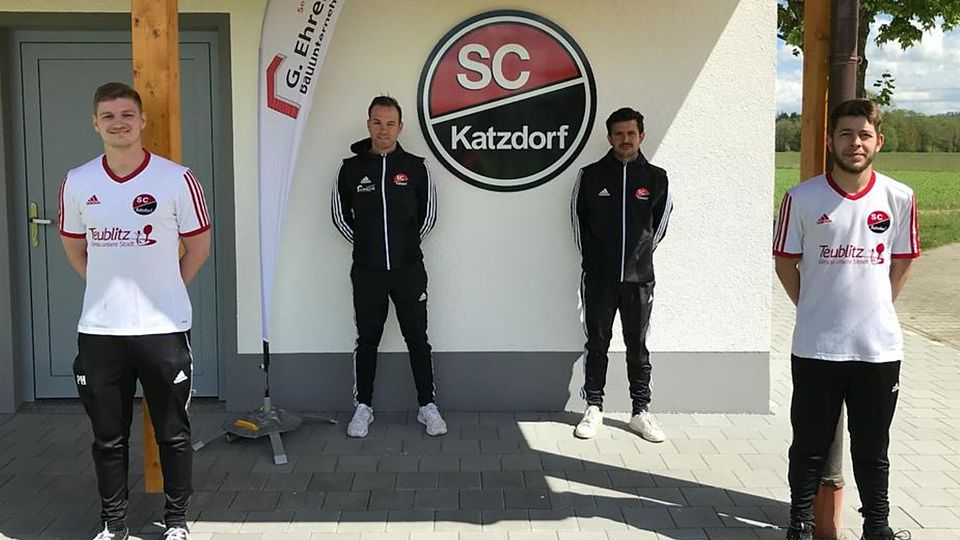 Christian Zitzl und Trainer Peter Dobler (hinten von links nach rechts) hießen Philipp Hafner und Lucas Krenn in Katzdorf willkommen. 