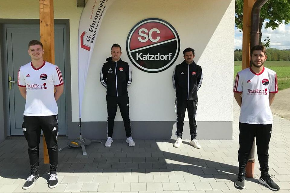 Christian Zitzl und Trainer Peter Dobler (hinten von links nach rechts) hießen Philipp Hafner und Lucas Krenn in Katzdorf willkommen. 