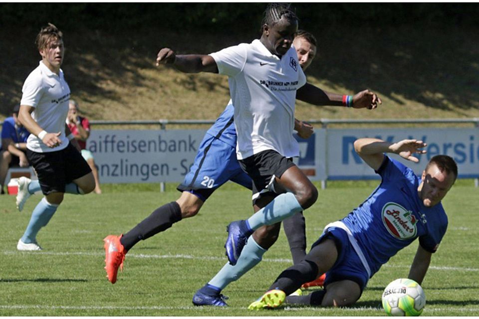 Der FC Denzlingen (blau) will dem Spitzenreiter aus Freiburg ein Bein stellen. | Foto: Benedikt Hecht