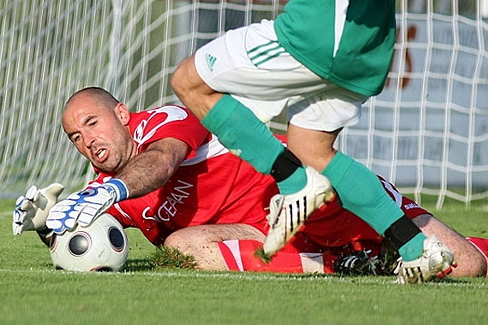 Matthias Karnitzschky am Ball - der Schlussmann der SpVgg Bayern Hof. F: Santner