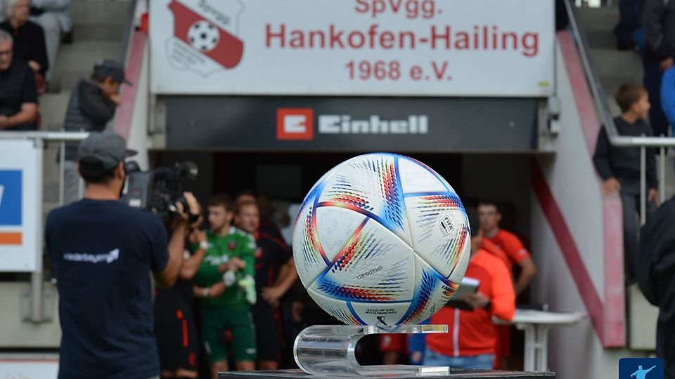 Schmucke Anlage, aber keine Flutlichtanlage: Erwägt die die SpVgg Hankofen-Hailing wieder in der Regionalliga zu spielen, muss gebaut werden im Maierhofer Bau-Stadion. 