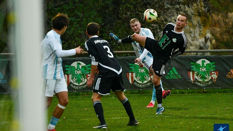 Fünf Spiele, fünf Siege - die DJK Ammerthal II (in Schwarz) führt als einziges verlustpunktfreies Team aller drei Kreisklassen die Südstaffel an.