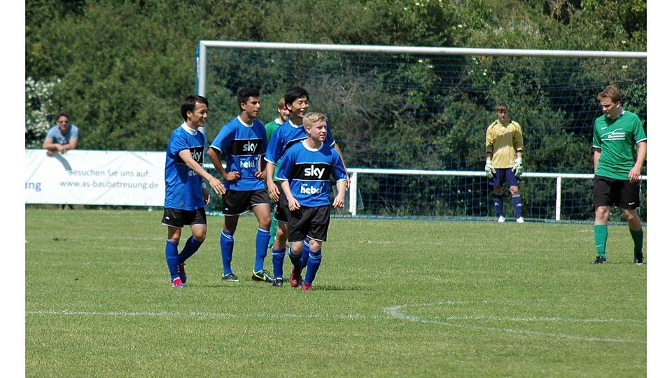 Fußballspektakel in Trebur: Am Ende hat die junge Ginsheimer Reserve mit 5:4-Toren knapp die Nase vorn. Archivfoto: Thorsten Hegmann