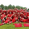 Zum Abschluss den Titel geholt: Die Fußballer der SG Rot-Weiß Neuenhagen feiern die Meisterschaft der Fußball-Kreisklasse Nord.    ©Edgar Nemschok /MOZ
