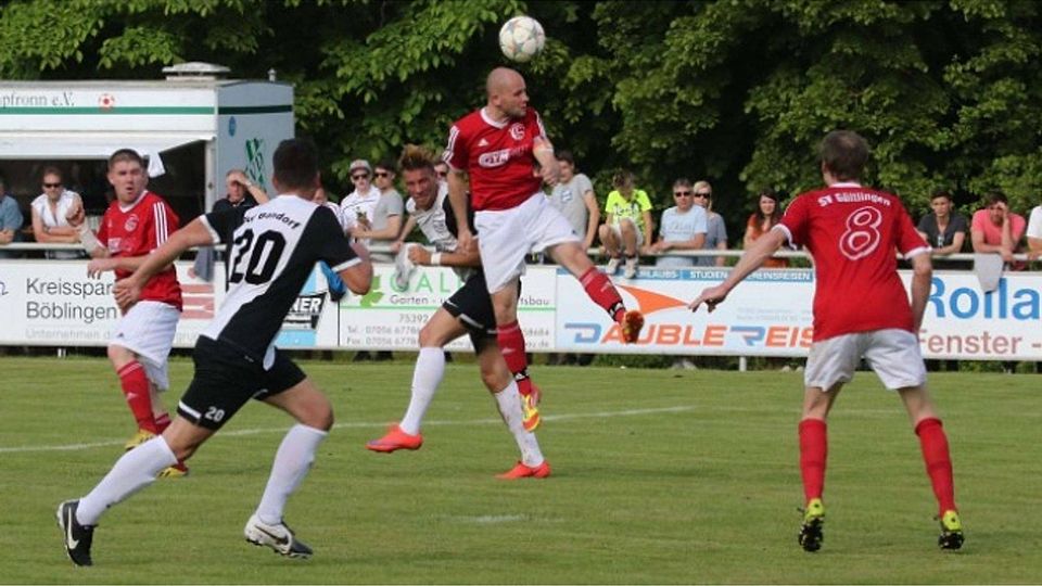 SV Gültlingen (rote Trikots) obenauf: Der A-Ligist spielte heute zu Hause Foto (Archiv): Kraushaar