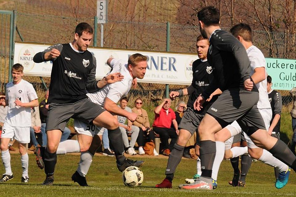 Die Guldentaler Daniel Zuck, Mirco Fetzer und Marcel Medinger (dunkle Trikots) versuchen, Hackenheims Niklas Schneider zu bremsen. Foto: Heidi Sturm Die Guldentaler Daniel Zuck, Mirco Fetzer und Marcel Medinger (dunkle Trikots) versuchen, Hackenheims Niklas Schneider zu bremsen. Foto: Heidi Sturm