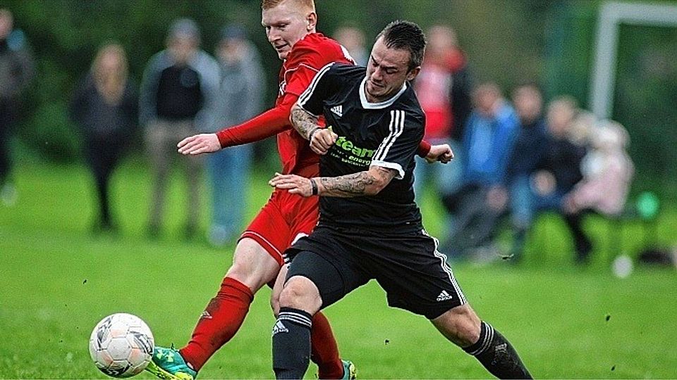 Mit aller Kraft versucht Benjamin Lisch (re.) vom FC Geest 09 Wittensees Siegtorschützen Torben Wulf vom Ball zu trennen. Foto: dve