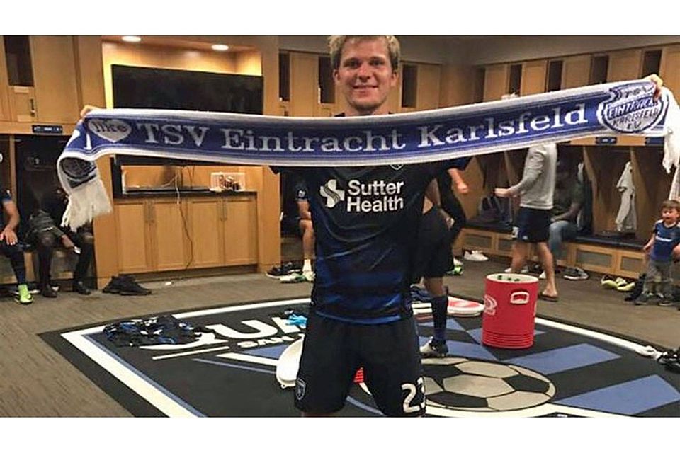 Feierte den Einzug in die Playoffs mit dem Karlsfeld-Schal: Florian Jungwirth. F: Florian Jungwirth/facebook Feierte den Einzug in die Playoffs mit dem Karlsfeld-Schal: Florian Jungwirth. F: Florian Jungwirth/facebook