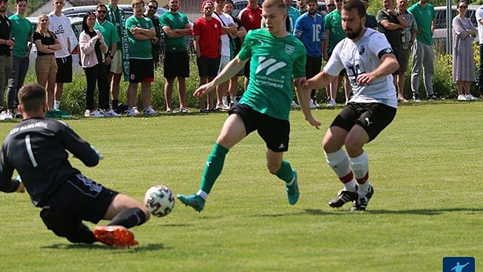 In der Partie beim ASV Haselmühl (in Weiß-Schwarz) kehrt der Riedener Trainer Bernd Scheibel mit seinen Mannen (in Grün-Schwarz) an seine vormalige Wirkungsstätte zurück.