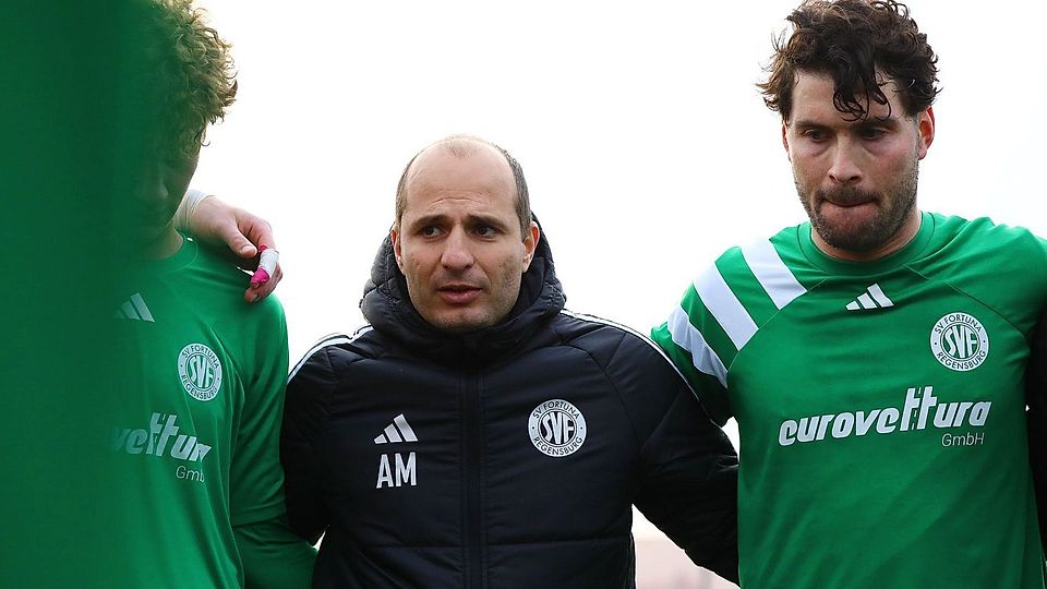 Die Trainer Arber Morina (Mitte) und Lucas Altenstrasser (rechts) wollen Fortuna Regensburg in der Bayernliga wieder auf Kurs bringen.