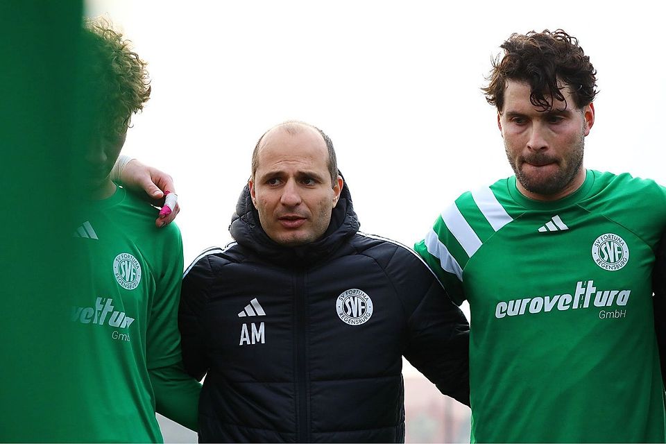 Die Trainer Arber Morina (Mitte) und Lucas Altenstrasser (rechts) wollen Fortuna Regensburg in der Bayernliga wieder auf Kurs bringen.