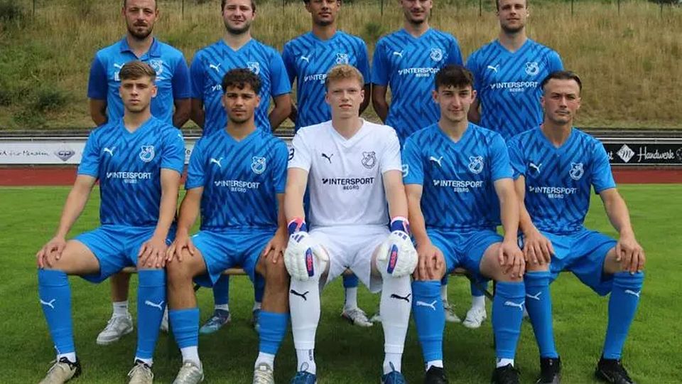 Spielertrainer Felix Baum (stehend, links) und die Neuen im Trikot des FV Breidenbach: (stehend, von links) Viktor Vielwock, Amon Joel Hirsi, Felix Ganzke, Hendrik Vaupel; (sitzend, von links) Daniel Gorbacev, Finn Sabau, Ludwig Klein, David Moog und Sven Brunet. © FV Breidenbach