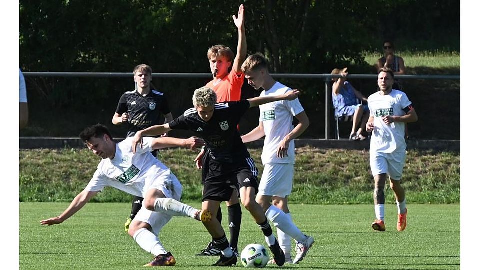 Marius Reidel (schwarzes Trikot) setzt sich hier einmal gegen gleich zwei Trippstädter durch.	Foto: Jochen Werner
