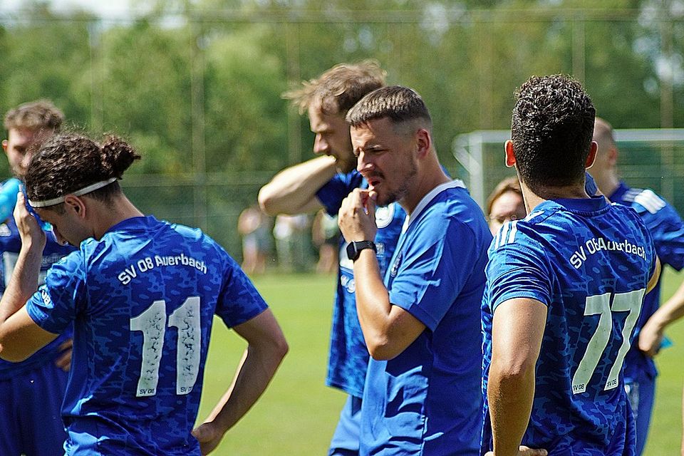 Marcel Seitz (Mitte) tritt beim SV 08 Auerbach in die Fußstapfen des bisherigen Spielertrainers Mario Zitzmann.