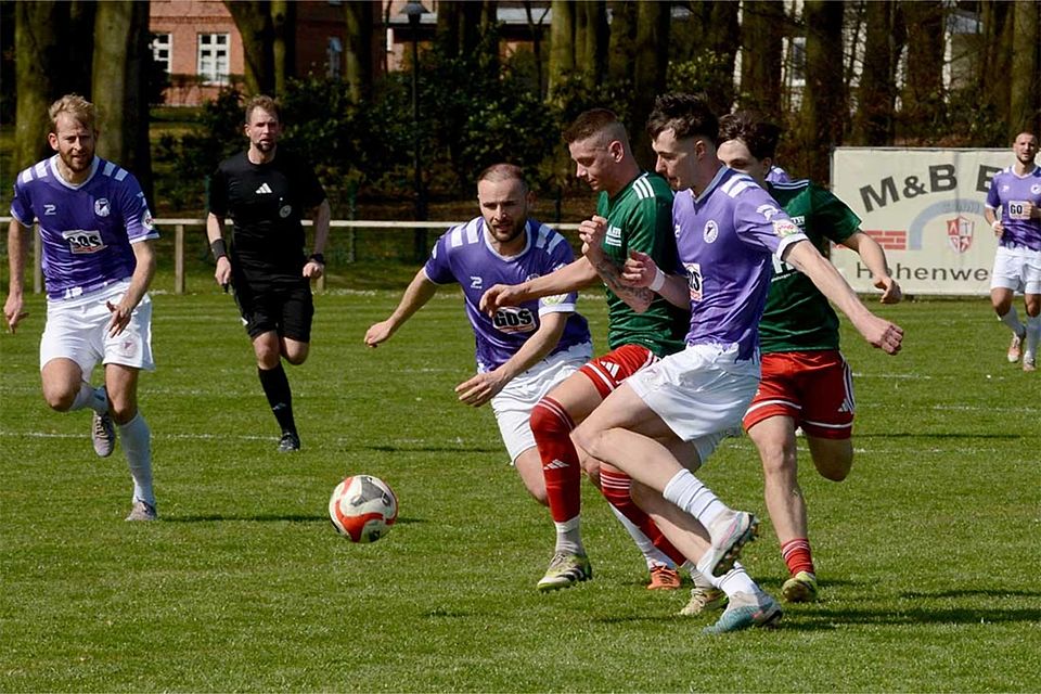 Killian Pingel (MTSV) wird von Christoph Kahlcke (li) und Nick Neca (VfR) in die Mangel genommen.