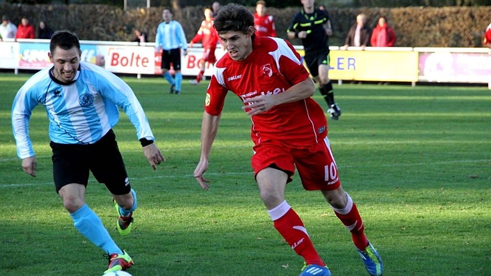 F: Rainer Musmann Sowohl Vellmars Marco Heussner (rechts), als auch der SV Eschwege (weiß-blaues Trikot) sind morgen im Einsatz.