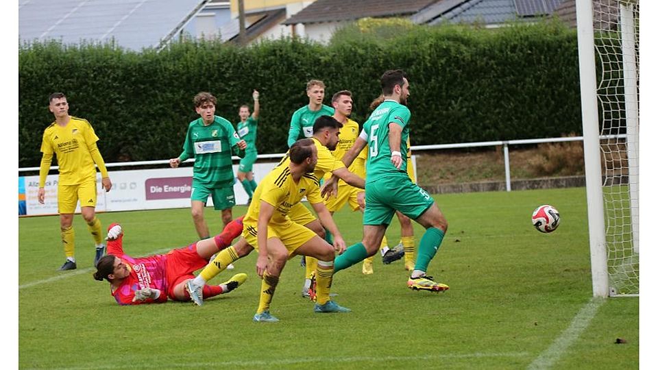 Dosenöffner zum Sieg im Topspiel: Waldalgesheims Fabrizio Haas (grün, Nummer 5) trifft im zweiten Versuch aus kurzer Distanz zur 1:0-Führung der Alemannia.	Foto: Edgar Daudistel