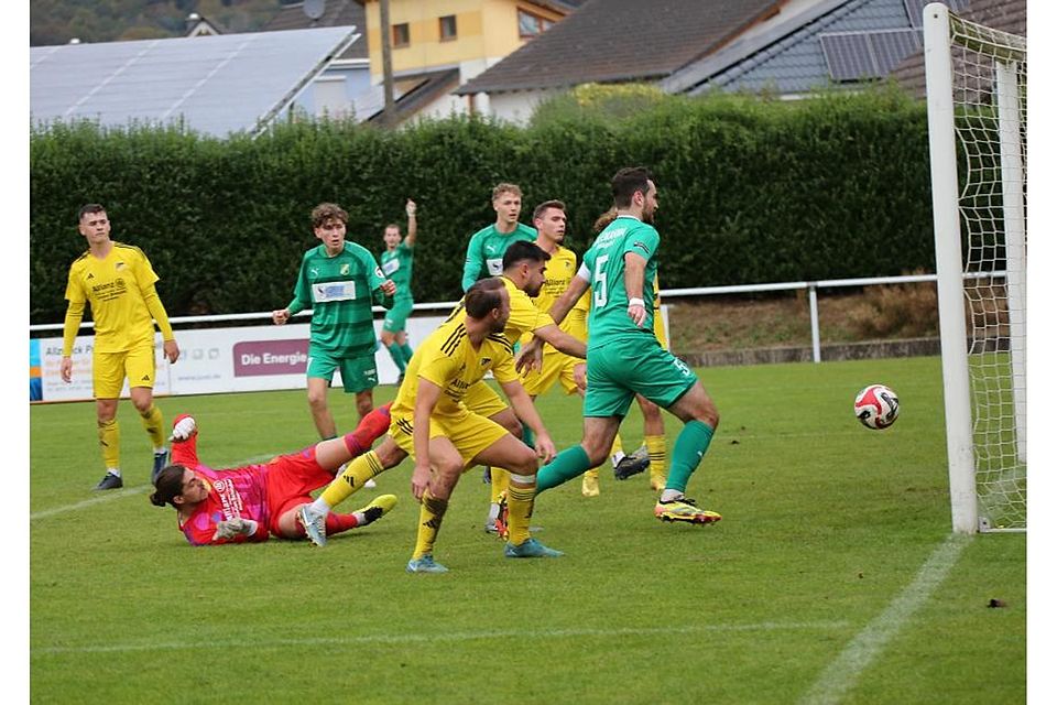 Dosenöffner zum Sieg im Topspiel: Waldalgesheims Fabrizio Haas (grün, Nummer 5) trifft im zweiten Versuch aus kurzer Distanz zur 1:0-Führung der Alemannia.	Foto: Edgar Daudistel