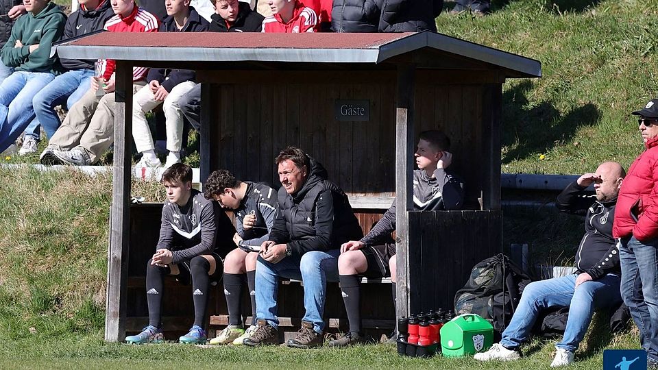 Uwe Augustin (auf der Trainerbank sitzend zweiter von rechts) ist nicht mehr länger Trainer des SV Prackenbach 