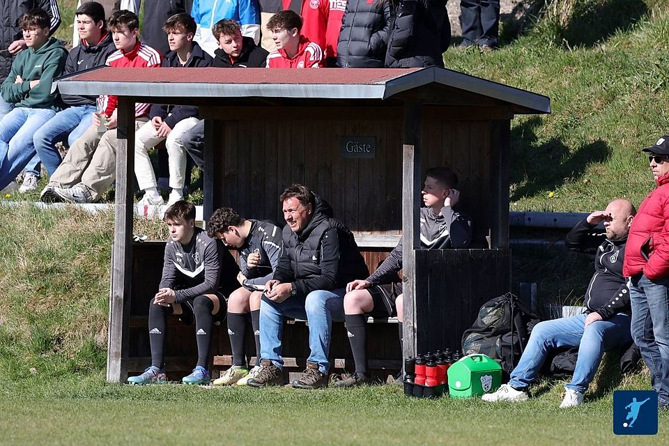 Uwe Augustin (auf der Trainerbank sitzend zweiter von rechts) ist nicht mehr länger Trainer des SV Prackenbach 