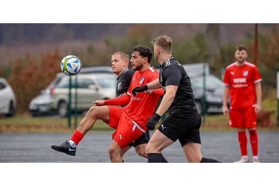 Für Dominik Häußer (l.) und Dominic Schwarz (r.) vom VfL Fellerdilln geht es im Fernduell mit Driedorf noch um Platz zwei. Enes Güven (Mitte) und die SG Obere Dill wiederum könnten am Sonntag in Driedorf den Titelgewinn klarmachen. © Jonathan Ortmann