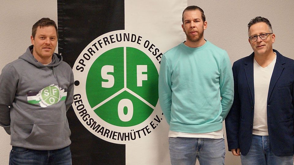 Sommerneuzugang Christian Bußmann (2.v.r) mit SFO-Trainer Marco Börger (l.) und Fußball-Vorstandsmitglied Volker Glane (r.)