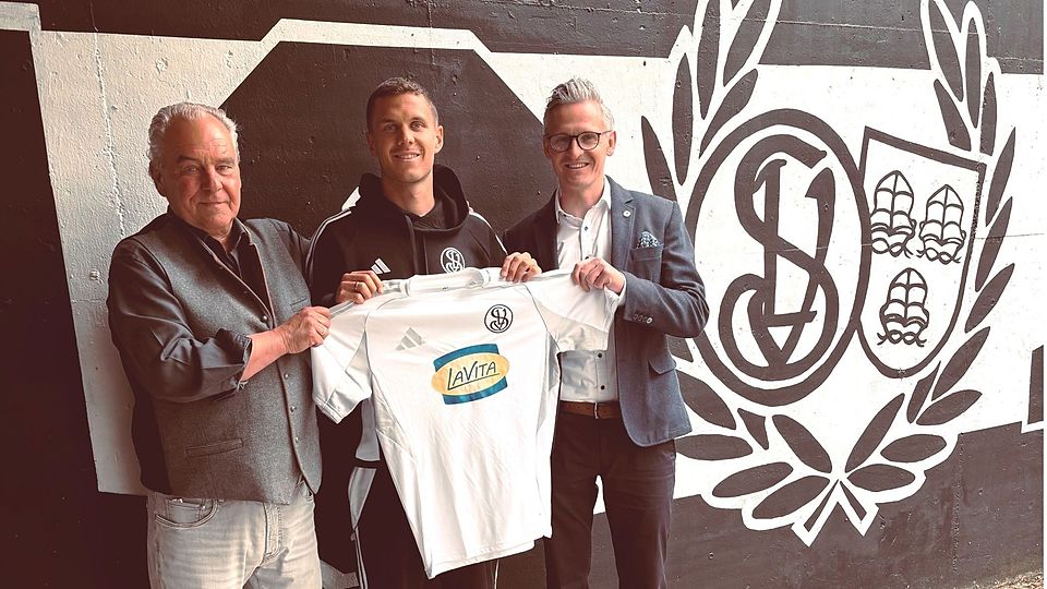 SVL-Präsident Manfred Maier (li.) und Sportvorstand Benedikt Neumeier (re.) mit dem künftigen Spielertrainer Sebastian Maier