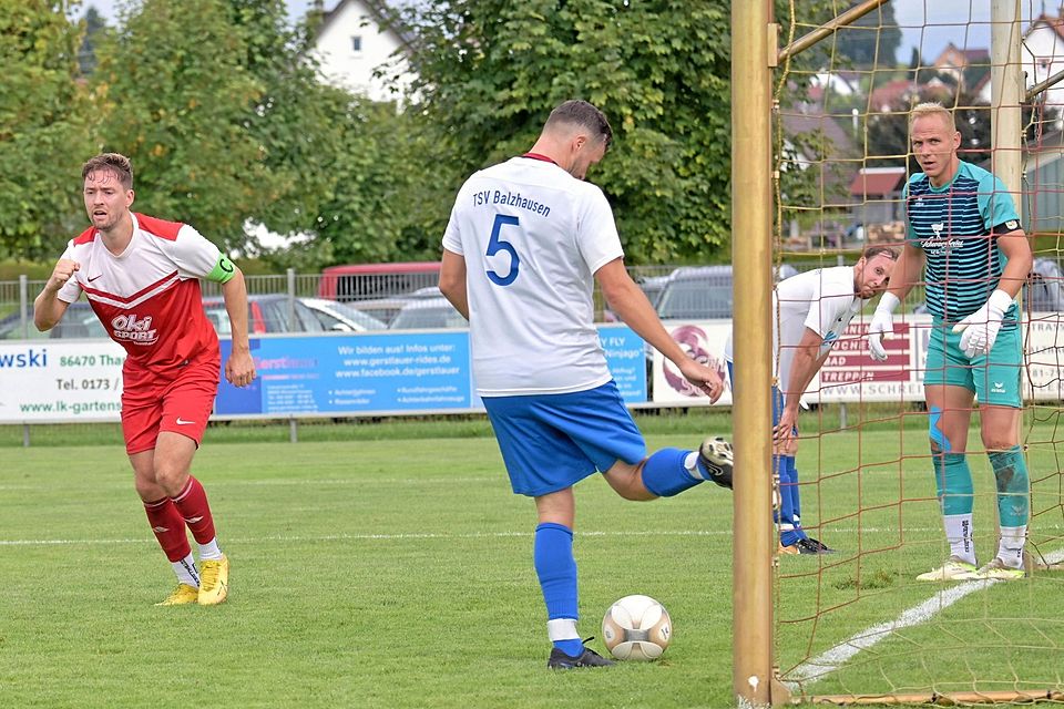 Jawoll! Kapitän Pierre Heckelmüller erzielte alle Tore zum 3:1-Erfolg der SpVgg Wiesenbach beim TSV Balzhausen. Konrad Baur kann hier nur den Ball aus dem Tor holen und ihn missmutig wegschlagen.