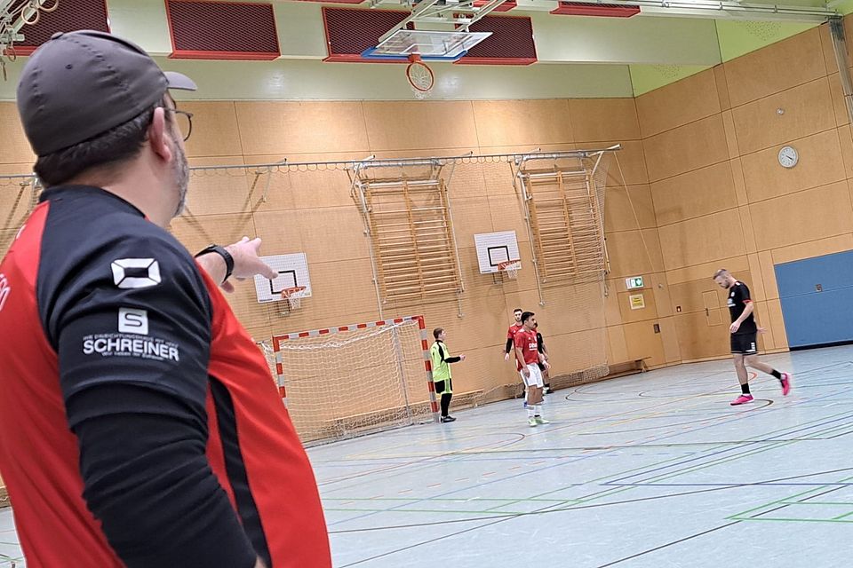 Aiterhofen-Trainer Andreas Oswald zeigt seinem Team, wo's langgeht!