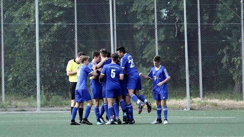 Die B-Junioren der TSG Bretzenheim bejubeln den Klassenerhalt in der Verbandsliga.F: Haas