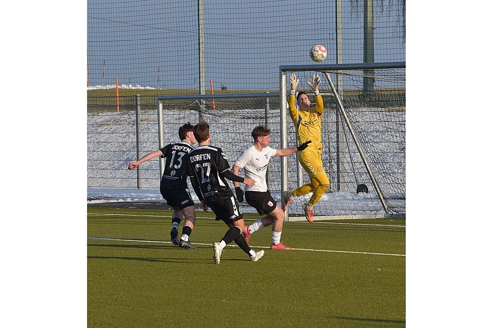 Unter Dauerbeschuss: Dorfens Torwart Maximilian Grichtmaier konnte die 0:8-Schlappe nicht verhindern.