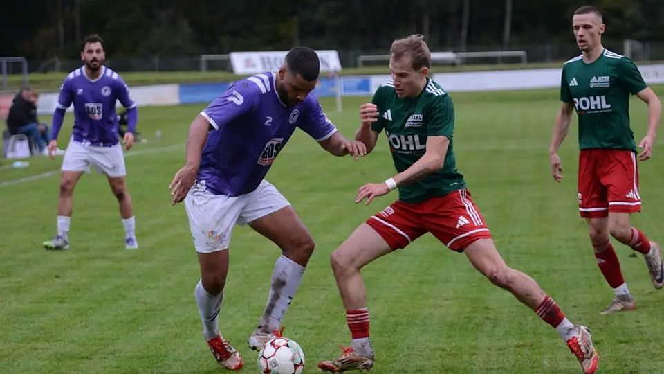 Tim Sienknecht (Hohenwestedt) hier gen Noah Awuku (VfR Neumünster) spielte diesmal Außenverteidiger. 