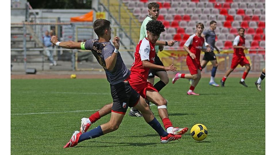 Hohe Qualität und internationales Kräftemessen: Taym Alhanid (rotes Trikot) von der Heimmannschaft der Wormatia im Duell mit dem Serben Vukasin Topic (Fk Vojvodina).	Foto: Dirigo/pakalski-press